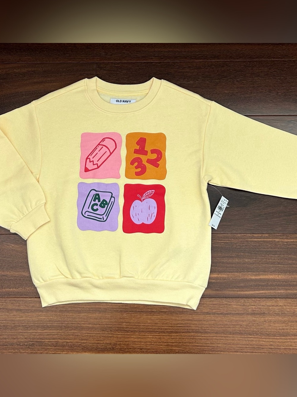 BNWT Cute and Cozy Crewneck Sweatshirt ✏️ 🍎